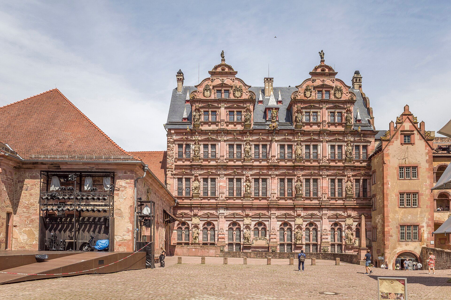 Frauenzimmerbau mit Königssaal und Friedrichsbau im Heidelberger Schlosshof