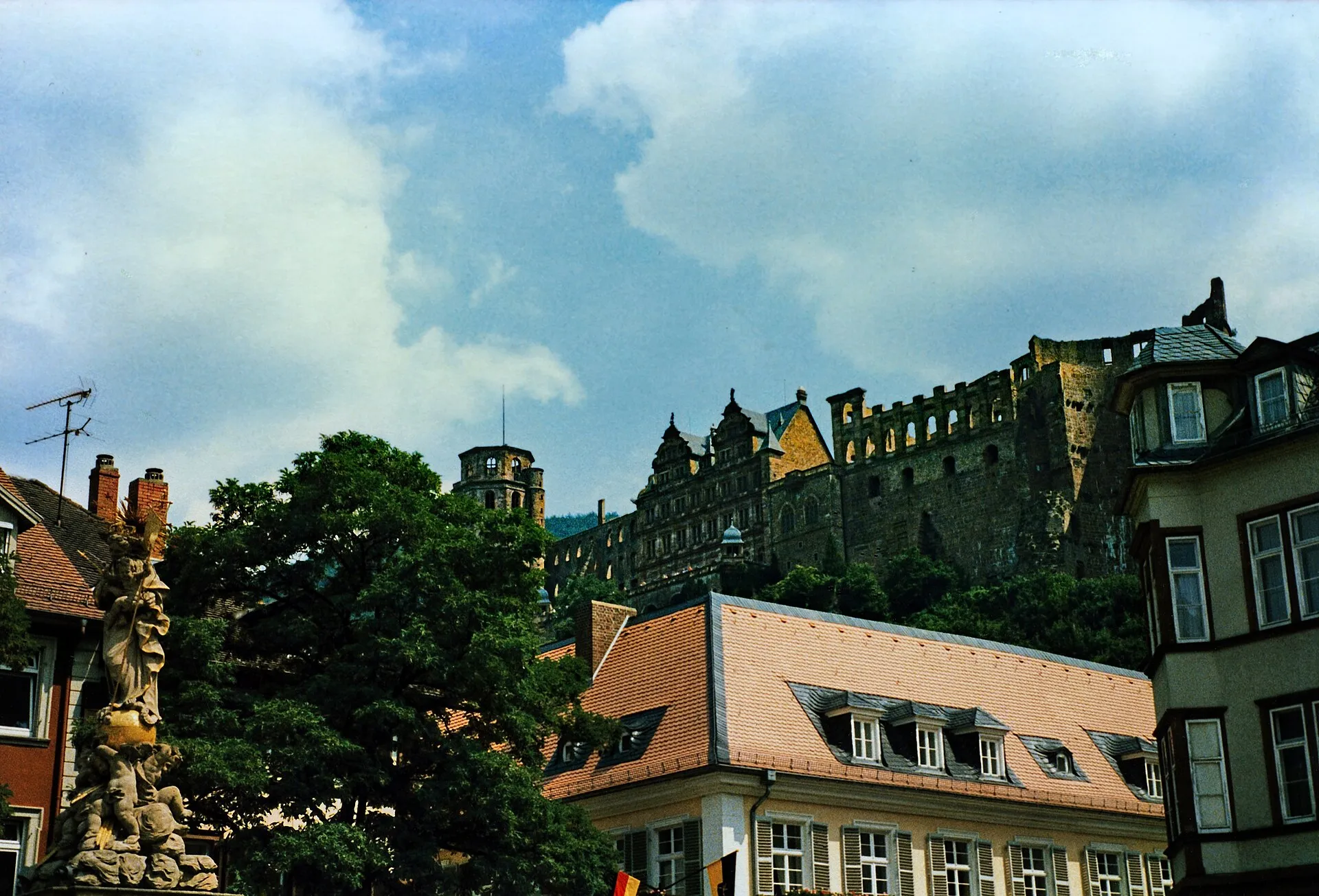 Blick vom Karlsplatz in der Altstadt hinauf zum Heidelberger Schloss