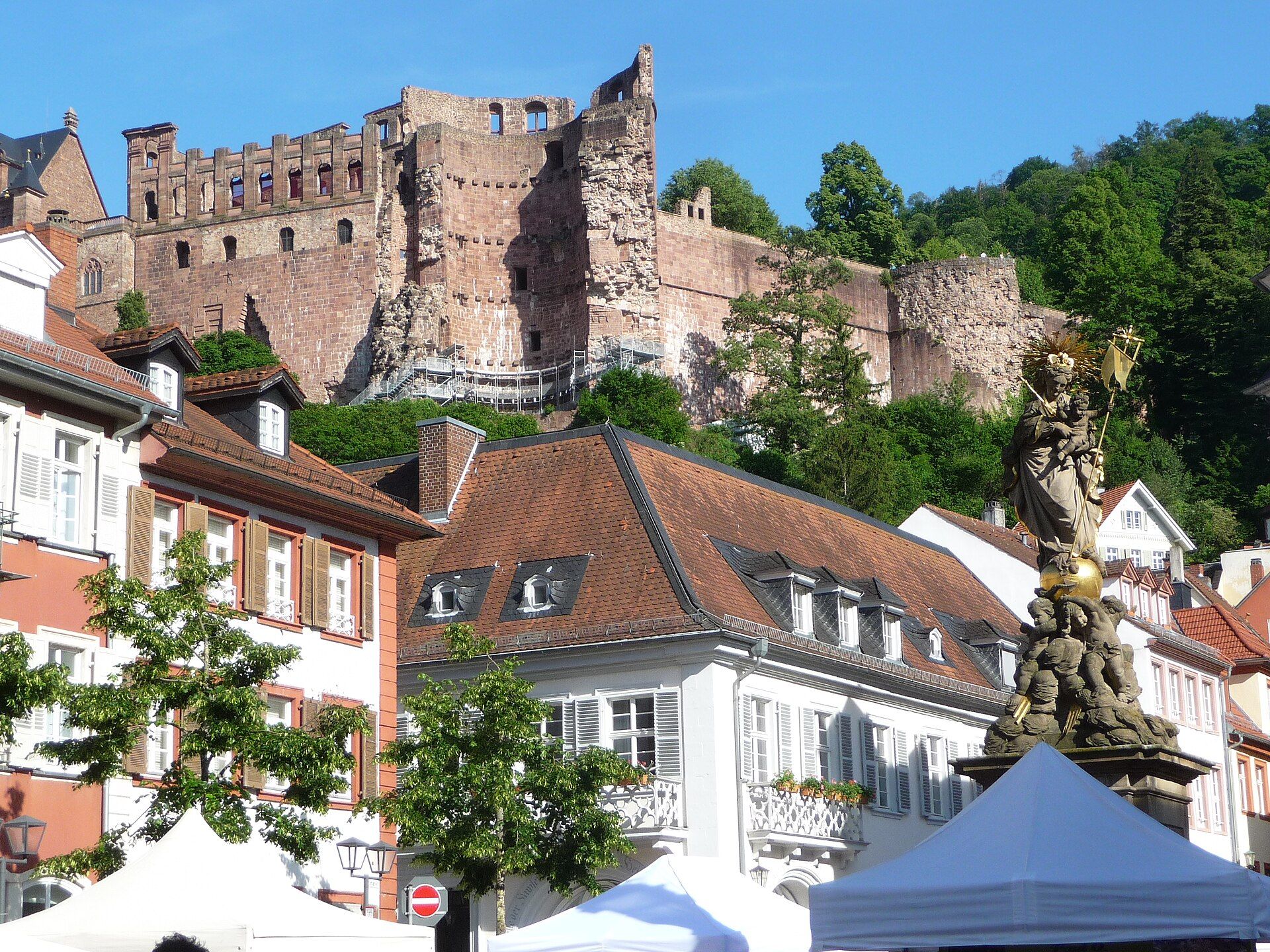Kornmarkt in Heidelberg mit Blick auf das Schloss über den Dächern
